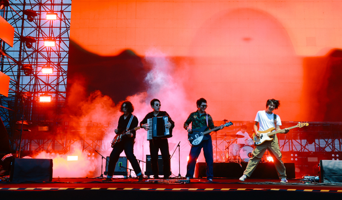 麻昊宁（左二）在演出现场