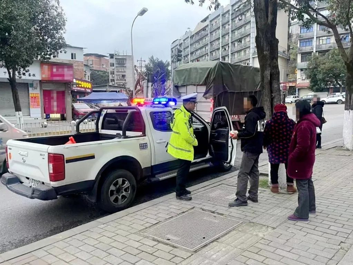 万州街头这一幕点赞牟欣李春阳