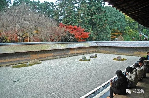 谈到日式枯山水的经典当属京都龙安寺的方丈枯山水,这里的"石庭",据说