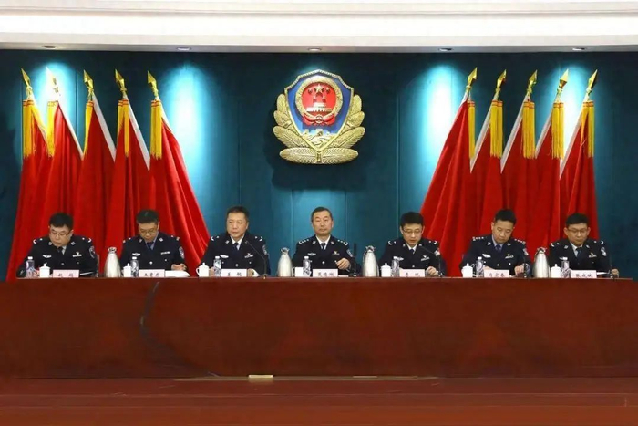 海关总署缉私局政治部副主任肖宏春宣读了任免命令.