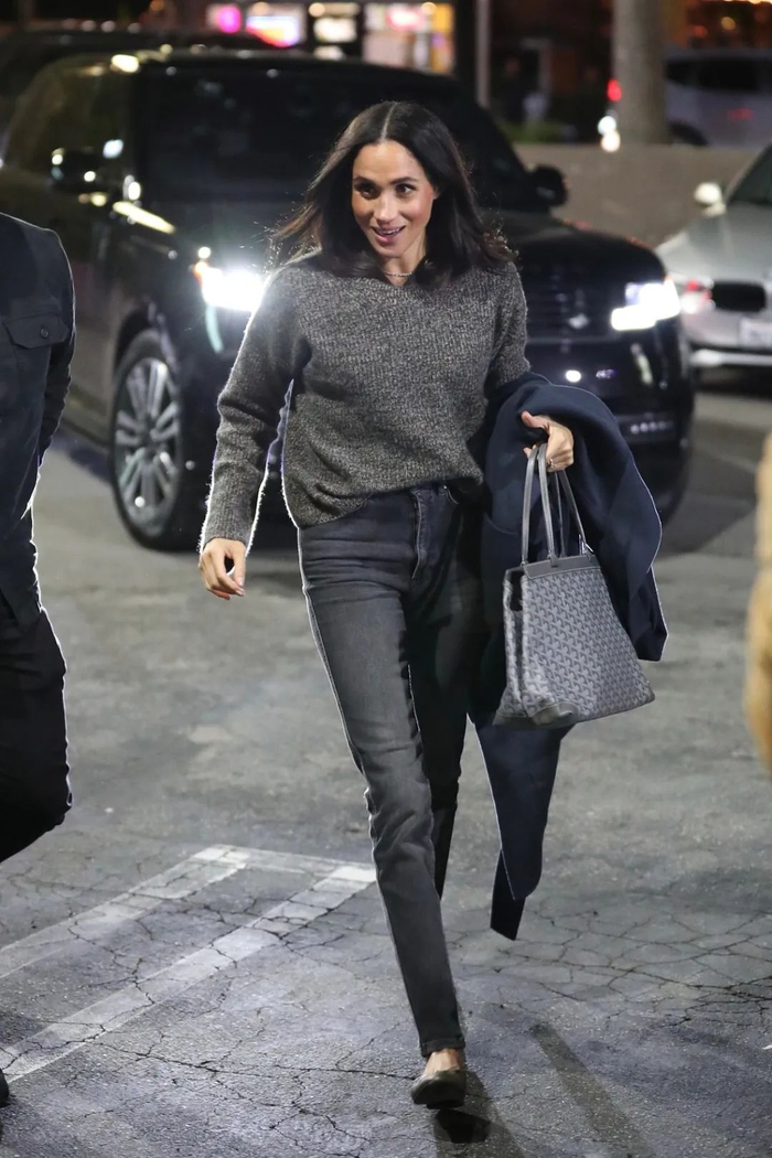 ligne裤子:anine bing鞋:chanel包:goyard谈工作也是面带微笑离开的