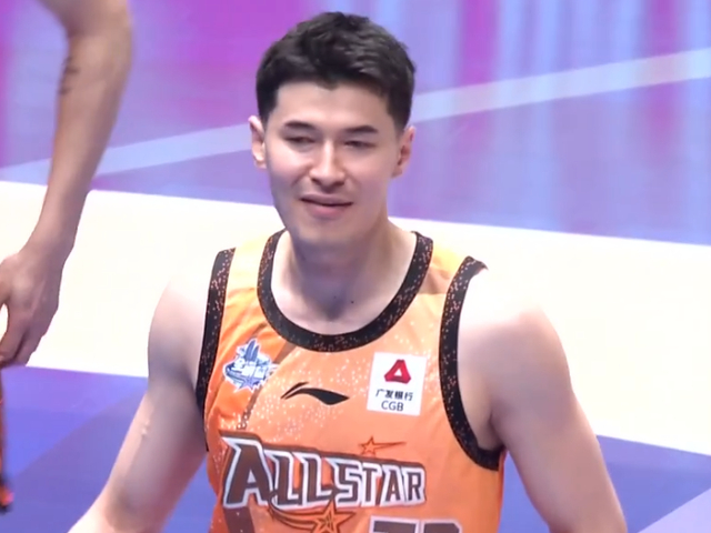 cba全明星赛南区明星队末节逆转北区票王胡明轩夺得mvp