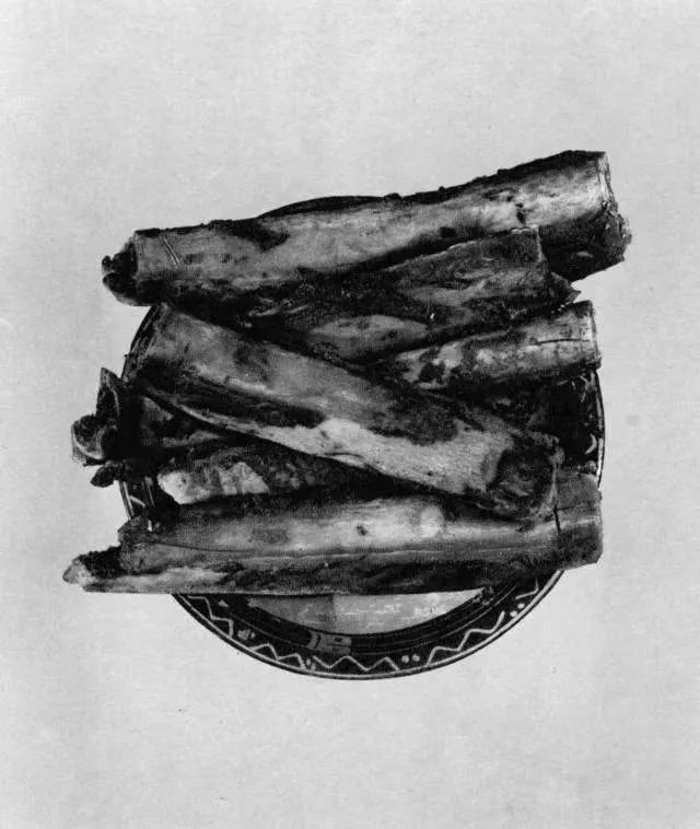 长沙马王堆一号轪侯夫人辛追墓出土的漆盘，刚出土时，漆盘中还装满了牛骨，想来刚入葬时应该是一盘丰盛的牛肉排骨大餐。