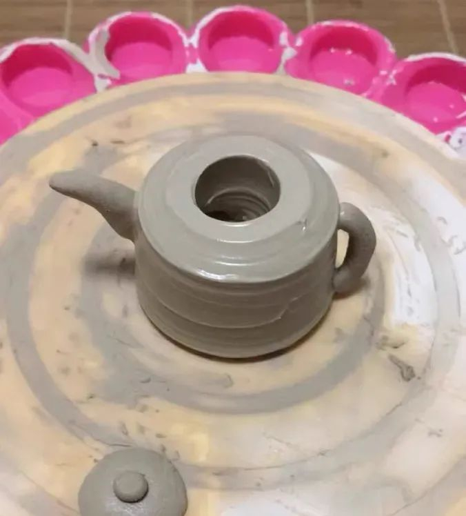 只需9步,就能完成一个陶艺作品,上手简单,还送12色颜料,围裙等