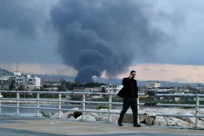 ▲2月19日，黎巴嫩加济耶镇遭以军空袭后升起浓烟。新华社发（阿里·哈希绍摄）
