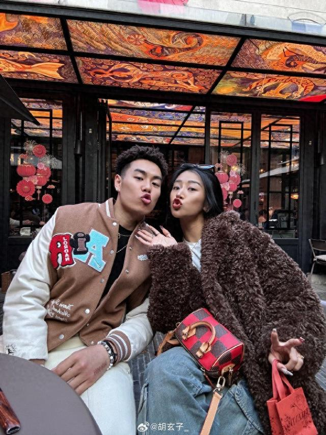 李添荣女友分享二人的合照|李添荣|上海男篮_新浪新闻