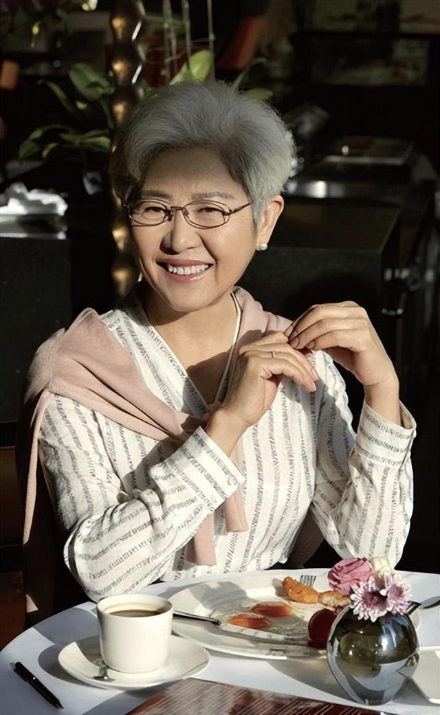 真正见过世面的女人,首饰很少戴黄金,翡翠!看71岁傅莹就知道了