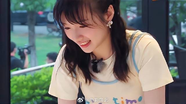 杨超越李浩菲搭档干活开启流水线模式