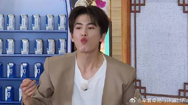 导演让张凌赫喂白鹿吃白鹿一听还吹口哨表情管理失败