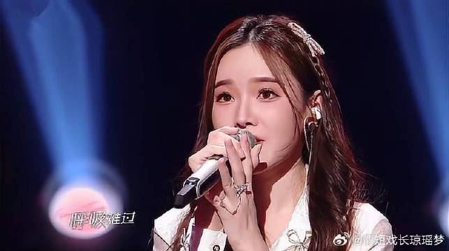 惊艳了我,网络歌手戴羽彤和房东的猫《第一次》,超甜嗓音!