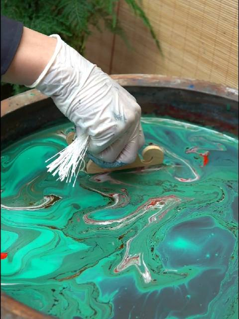 漆扇成画绝美瞬间银烛秋光冷画屏轻罗小扇扑流萤