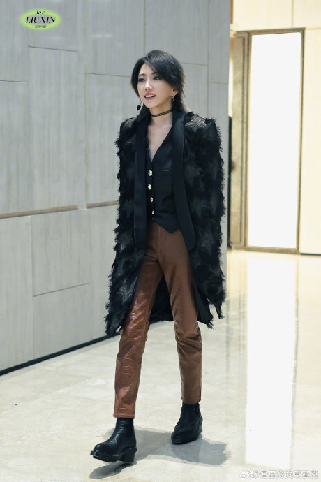 刘忻今日浪姐上班路透,短发真的很老公姐……|刘忻|短发|上班_新浪