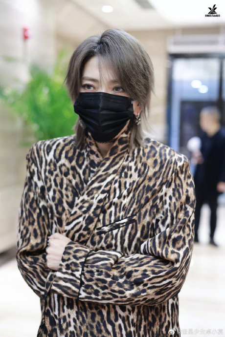 刘忻今日浪姐上班路透,短发真的很老公姐……|刘忻|短发|上班_新浪