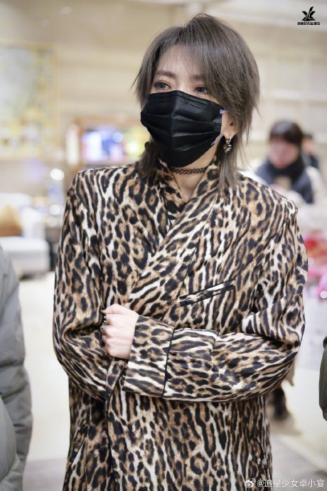 刘忻今日浪姐上班路透,短发真的很老公姐……|刘忻|短发|上班_新浪