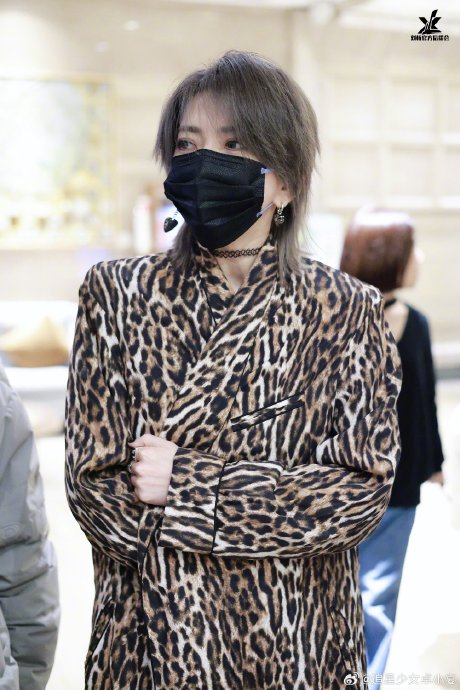 刘忻今日浪姐上班路透,短发真的很老公姐……|刘忻|短发|上班_新浪