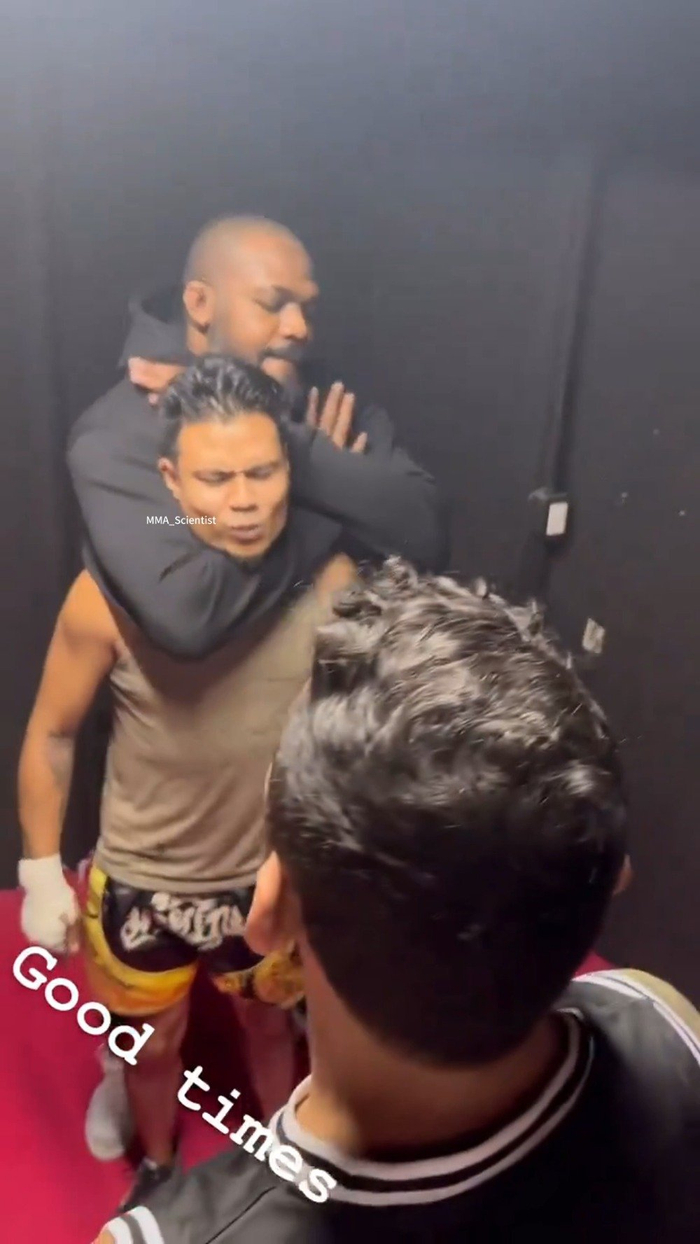 骨头乔恩琼斯jonjones对一位泰拳手裸绞