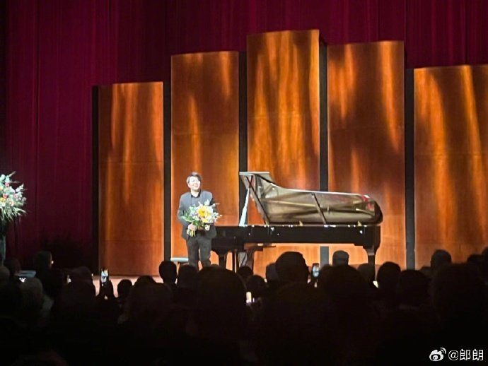 郎朗晒与赫敏扮演者艾玛沃特森合照……|郎朗|艾玛沃特森|赫敏_新浪