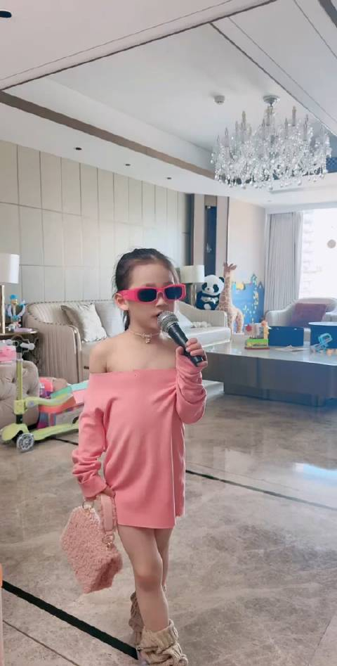吴迪文静的女儿九儿展示时装秀九儿很喜欢展示自己还很懂时尚