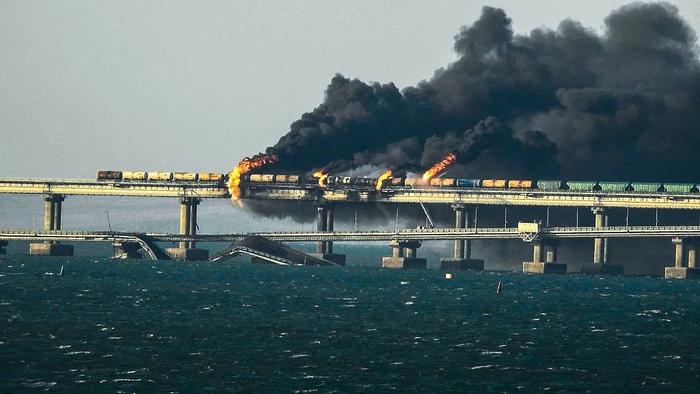 当地时间2022年10月8日，一辆卡车爆炸后，连接克里米亚和俄罗斯的克里米亚大桥起火。图源：视觉中国