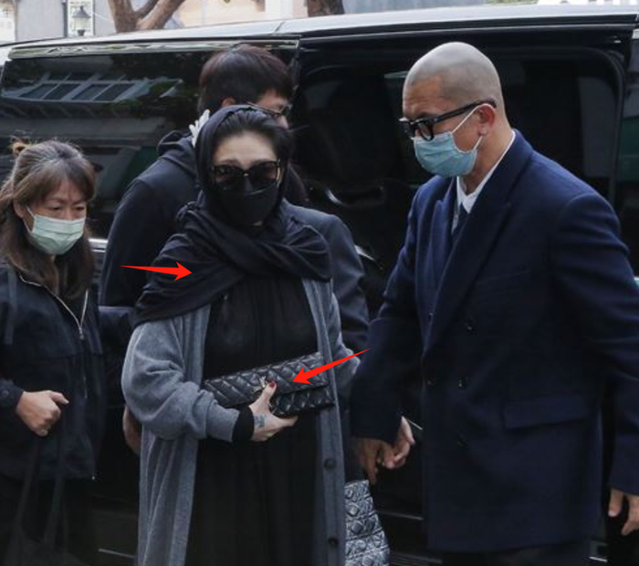 大s抢风头被骂台媒紧急帮其修图用围巾遮掩白头发引猜测