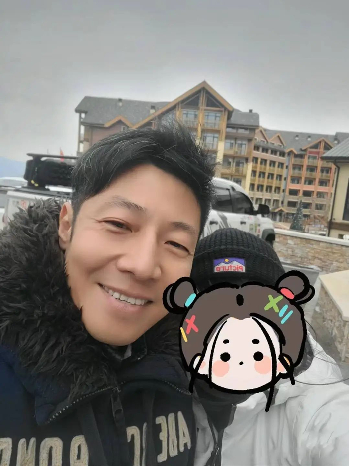 撒贝宁被偶遇高清怼脸自拍头发已经白了不少