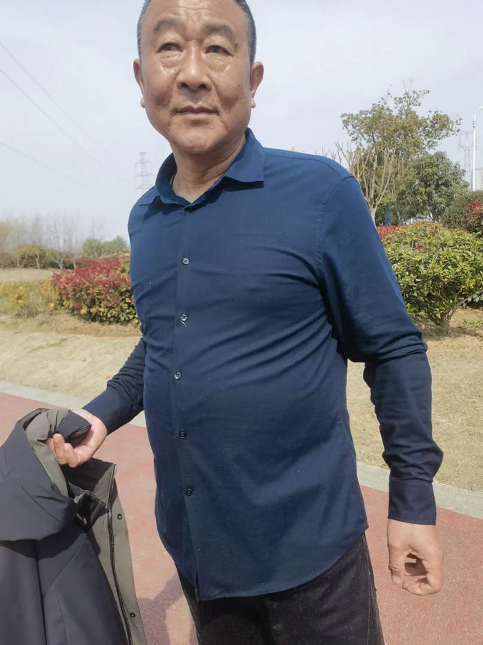 曹杰说,他是一名钓友当天,他和朋友张洪一起钓鱼时突然听见声响只见一