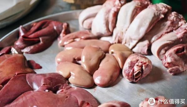 内脏适当吃些是不错的,有丰富的维生素a,但是过量吃的话,狗狗很可能