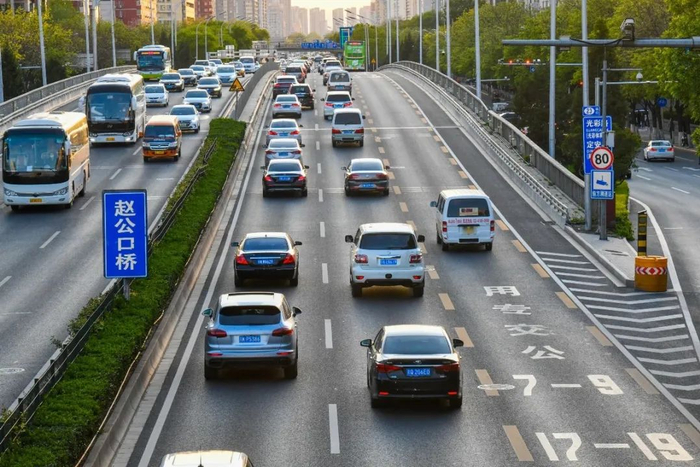 机场高速,京沪高速将出现车流高峰;晚高峰期间,东,西,北二,三,四,五环