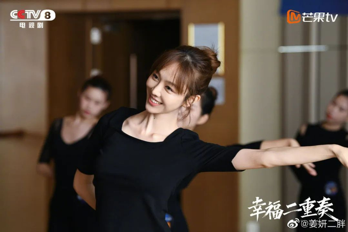 但不少人介绍姜妍的时候,还得带上「宋丹丹干女儿」「雷佳音好友」