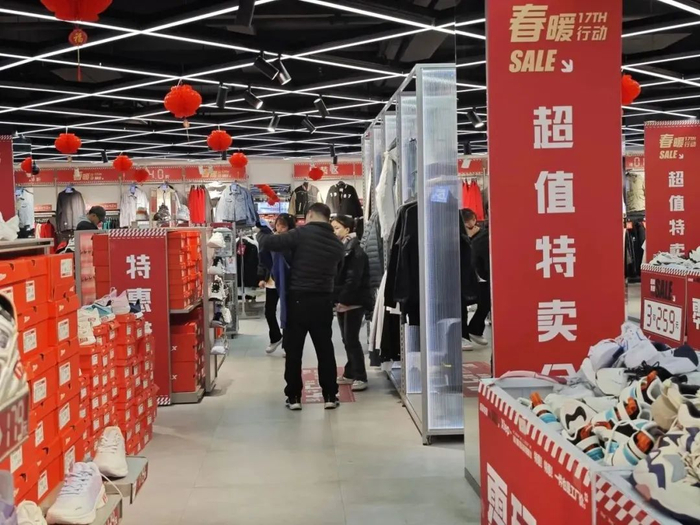 小鹏,比亚迪等而在九牧王,特步,杰米熊红孩儿,金莱克厂家特卖区域更是