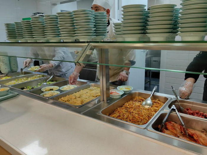 最爱蛋黄夹心狮子头!一起来吃社区食堂__财经头条