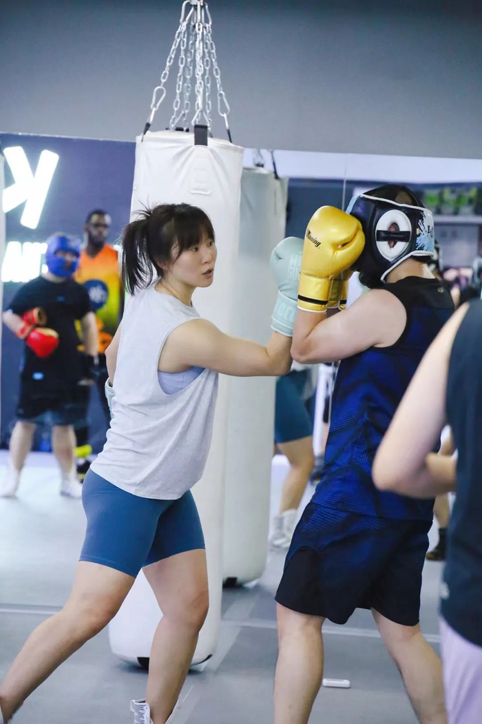 00后女孩打拳,和贾玲无关|00后|迪西|拳击_新浪新闻