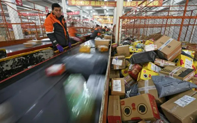 　▲宁夏银川市一家快递公司的工人在分拣快件。图/新华社