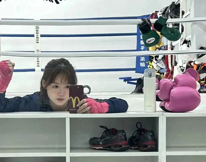 00后女孩打拳,和贾玲无关|00后|迪西|拳击_新浪新闻