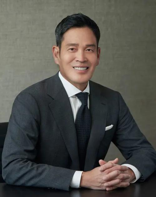 郑溶镇三星分支的韩松集团前副会长赵东万,会长赵东吉,第三代名誉会长