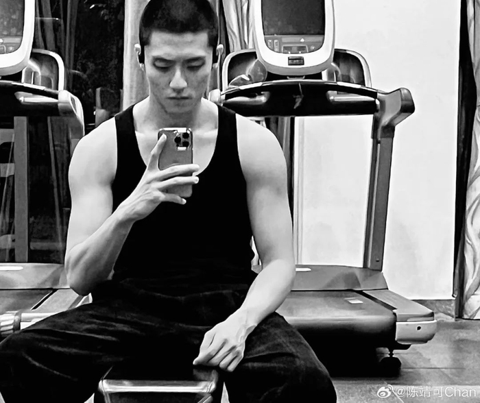 请问谁能抵挡住那个186会射击会冲浪会打拳击寸头有大腹肌的新老公.