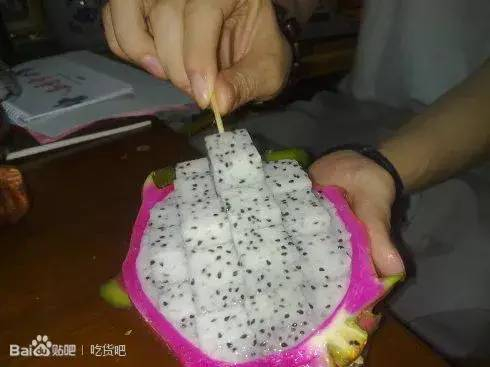 牙签要横着挑起火龙果肉 否则不受力.