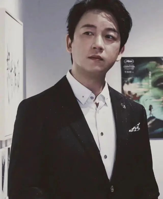 潘粤明携小10岁女友度假归来,贴心帮搬行李箱,相识8年感情稳定
