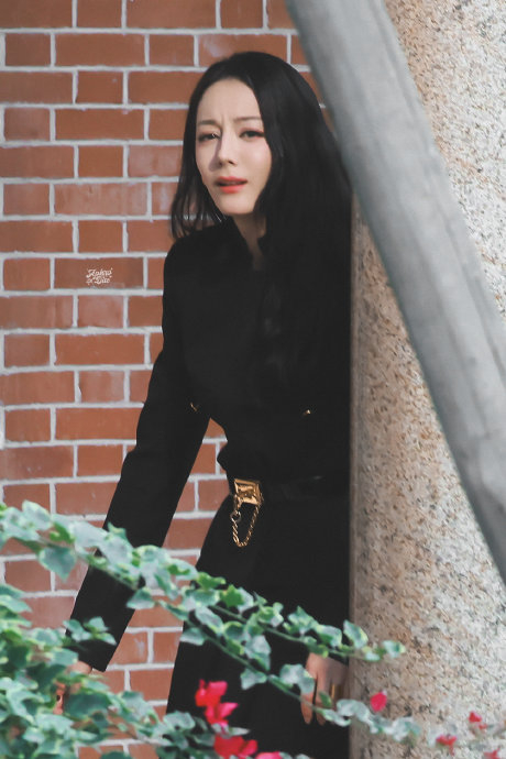 迪丽热巴海藻般的长发真的好美呀 浓密又顺滑