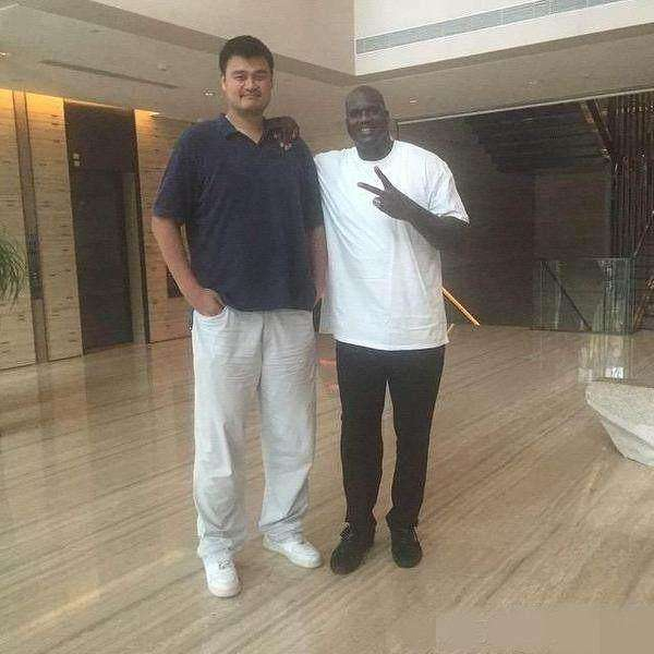 只有中国移动长城姚明能在合影中显得威武,现在的姚明已经发福明显