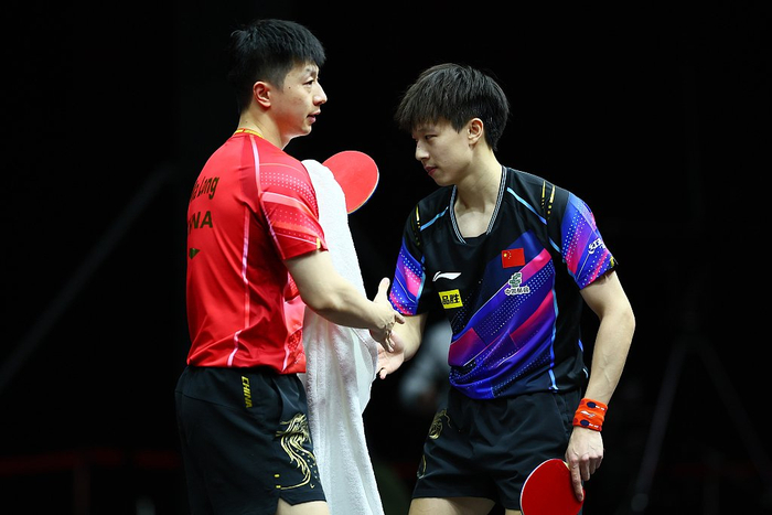 马龙（左）和林高远。
