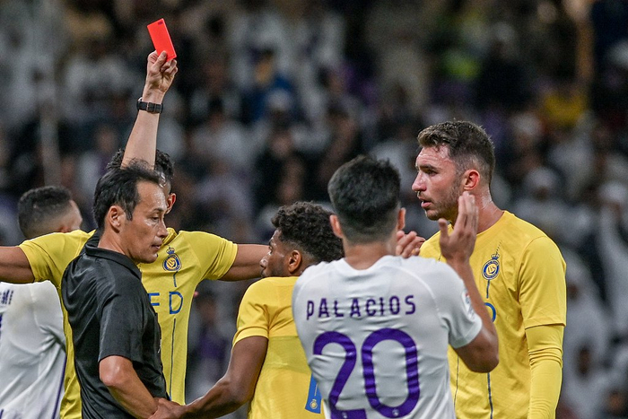 拉波尔特被红牌罚下。