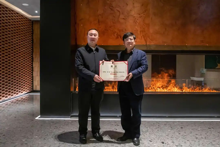 郑强教授受聘重庆智能工程职业学院战略发展顾问。图源：重庆智能工程职业学院官网