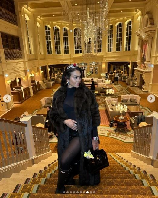 乔治娜晒图带四个孩子去巴黎迪士尼游玩:魔法世界|乔治娜|巴黎_新浪