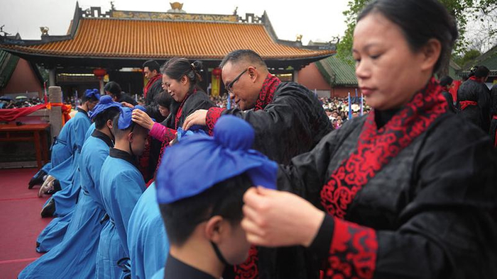 南宁二中学生家长代表为孩子加冠。通讯员 毛骏 摄