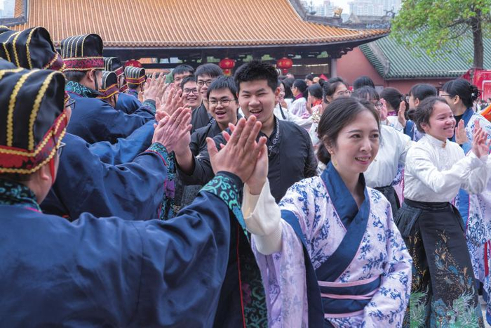 南宁三十六中衡阳校区高三学子与老师击掌（学校供图）