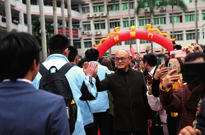 南宁三十三中学子与老师击掌穿过报国门。通讯员 闭美琼 摄