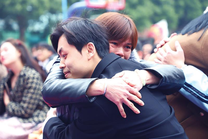 南宁九中高三学子在成人礼上与家长深情拥抱（学校供图）