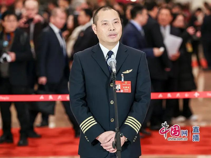 “英雄机长”刘传健:看着旅客下机远去的背影,心里踏实是对我最大的褒奖|刘传健|全国人大代表_新浪新闻
