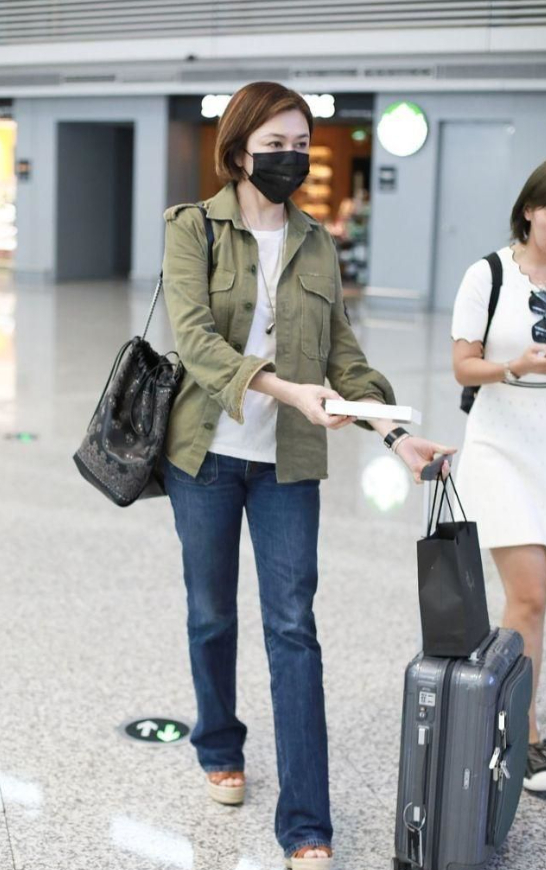 61岁的关之琳为装嫩太狠了穿红色运动套装录节目硬要穿成90后